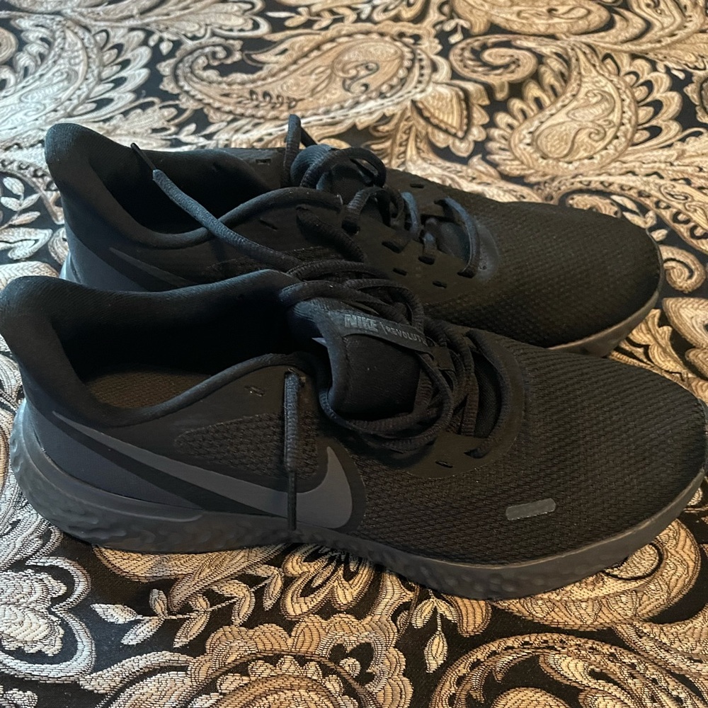 Brand NEW Women’s Nike Running Shoes Size 11.5